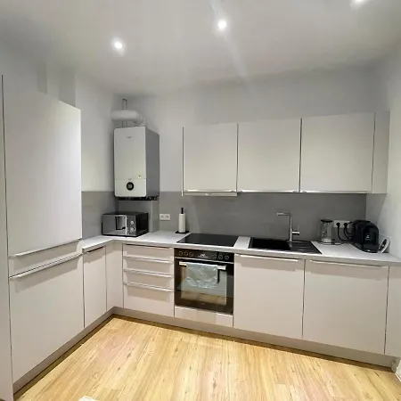 Apartmán 130qm - 2 Side By Side - Free Parking - - Mallibase Hannover